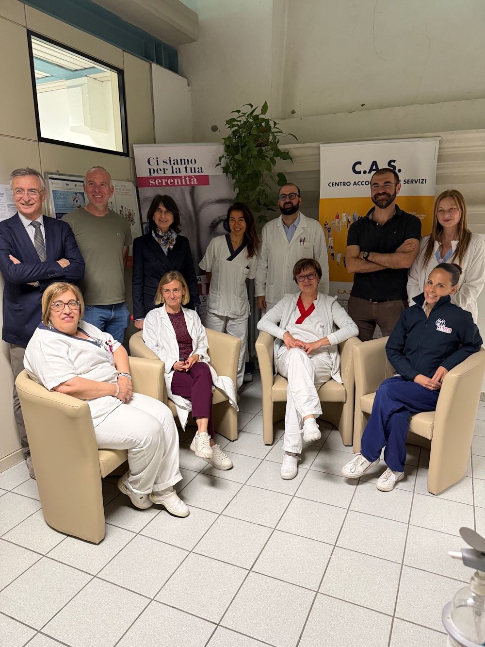 Donazione all'ambulatorio oncologico di nuove poltrone | La Cura nello Sguardo